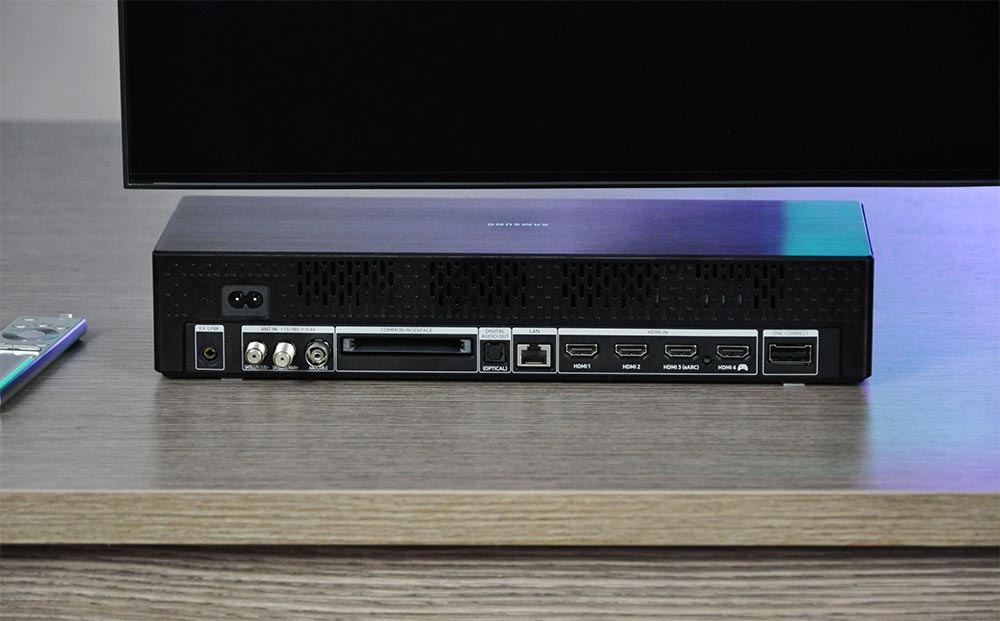 تلویزیون سامسونگ Q95T دارای One Connect Box است